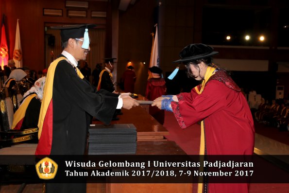 Wisuda Unpad Gel I TA 2017_2018  Fakultas ilmu budaya  oleh Dekan 050
