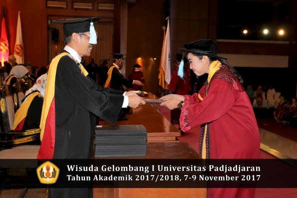 Wisuda Unpad Gel I TA 2017_2018  Fakultas ilmu budaya  oleh Dekan 051