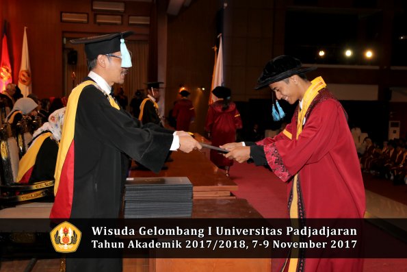 Wisuda Unpad Gel I TA 2017_2018  Fakultas ilmu budaya  oleh Dekan 052