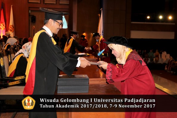Wisuda Unpad Gel I TA 2017_2018  Fakultas ilmu budaya  oleh Dekan 053