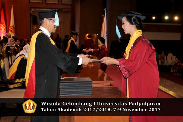 Wisuda Unpad Gel I TA 2017_2018  Fakultas ilmu budaya  oleh Dekan 054