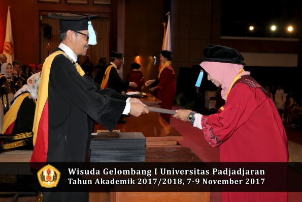 Wisuda Unpad Gel I TA 2017_2018  Fakultas ilmu budaya  oleh Dekan 055