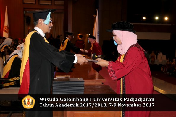 Wisuda Unpad Gel I TA 2017_2018  Fakultas ilmu budaya  oleh Dekan 056