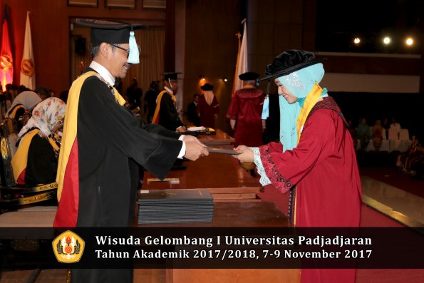 Wisuda Unpad Gel I TA 2017_2018  Fakultas ilmu budaya  oleh Dekan 061