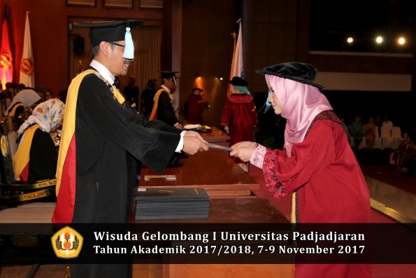 Wisuda Unpad Gel I TA 2017_2018  Fakultas ilmu budaya  oleh Dekan 062