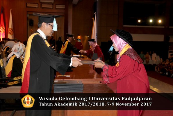 Wisuda Unpad Gel I TA 2017_2018  Fakultas ilmu budaya  oleh Dekan 063