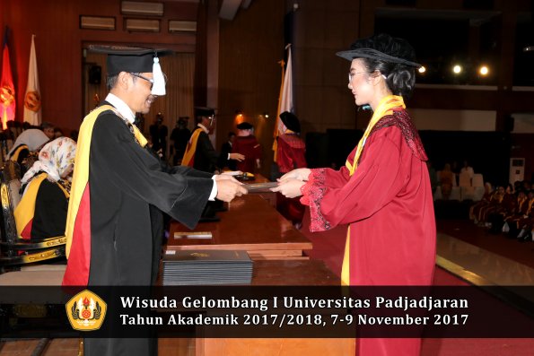 Wisuda Unpad Gel I TA 2017_2018  Fakultas ilmu budaya  oleh Dekan 064