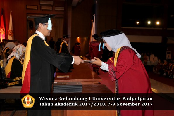 Wisuda Unpad Gel I TA 2017_2018  Fakultas ilmu budaya  oleh Dekan 065