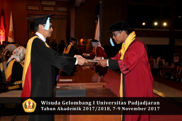 Wisuda Unpad Gel I TA 2017_2018  Fakultas ilmu budaya  oleh Dekan 066