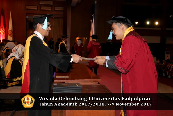 Wisuda Unpad Gel I TA 2017_2018  Fakultas ilmu budaya  oleh Dekan 067