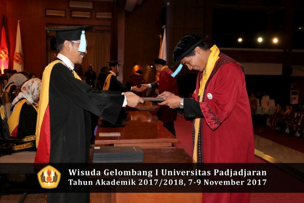 Wisuda Unpad Gel I TA 2017_2018  Fakultas ilmu budaya  oleh Dekan 068