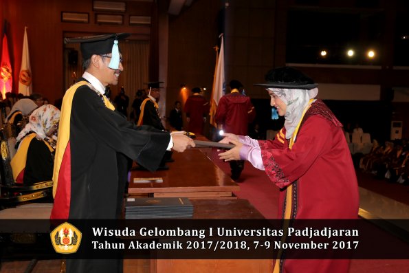 Wisuda Unpad Gel I TA 2017_2018  Fakultas ilmu budaya  oleh Dekan 069