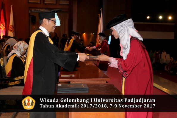 Wisuda Unpad Gel I TA 2017_2018  Fakultas ilmu budaya  oleh Dekan 070