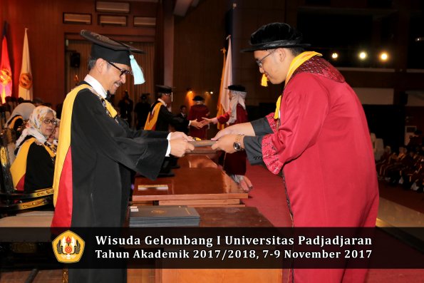 Wisuda Unpad Gel I TA 2017_2018  Fakultas ilmu budaya  oleh Dekan 071
