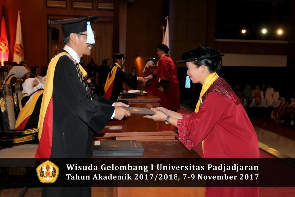 Wisuda Unpad Gel I TA 2017_2018  Fakultas ilmu budaya  oleh Dekan 072
