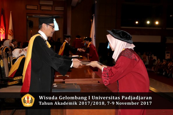 Wisuda Unpad Gel I TA 2017_2018  Fakultas ilmu budaya  oleh Dekan 073