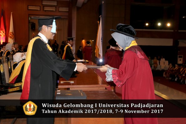 Wisuda Unpad Gel I TA 2017_2018  Fakultas ilmu budaya  oleh Dekan 074
