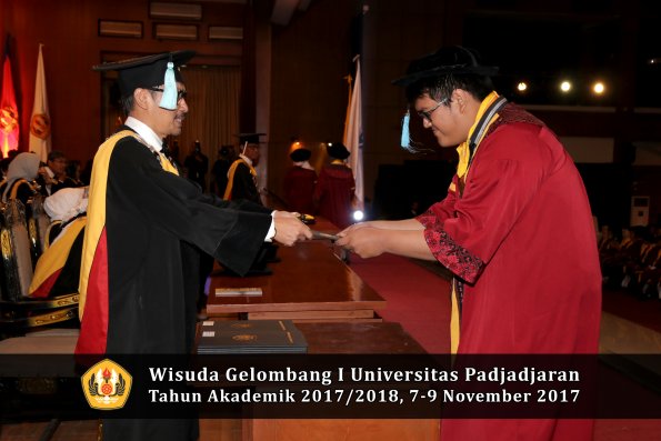 Wisuda Unpad Gel I TA 2017_2018  Fakultas ilmu budaya  oleh Dekan 075