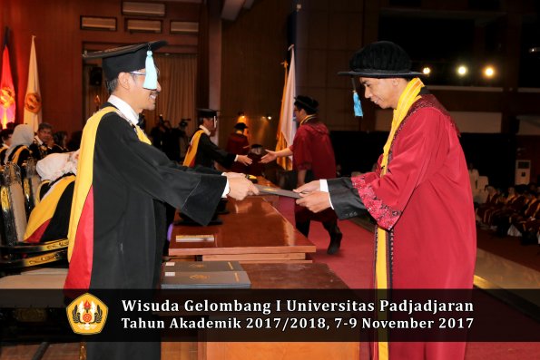 Wisuda Unpad Gel I TA 2017_2018  Fakultas ilmu budaya  oleh Dekan 076