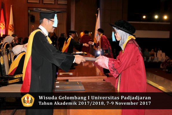 Wisuda Unpad Gel I TA 2017_2018  Fakultas ilmu budaya  oleh Dekan 077