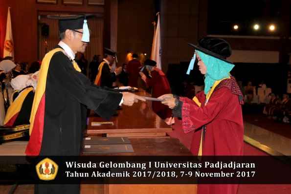 Wisuda Unpad Gel I TA 2017_2018  Fakultas ilmu budaya  oleh Dekan 078