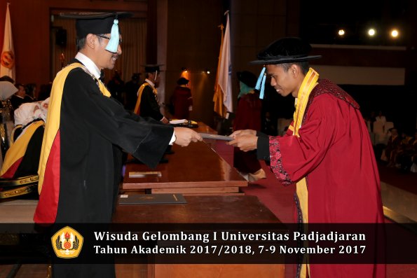 Wisuda Unpad Gel I TA 2017_2018  Fakultas ilmu budaya  oleh Dekan 079