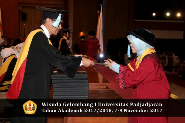 Wisuda Unpad Gel I TA 2017_2018  Fakultas ilmu budaya  oleh Dekan 080
