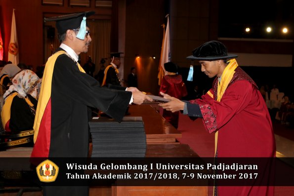 Wisuda Unpad Gel I TA 2017_2018  Fakultas ilmu budaya  oleh Dekan 081