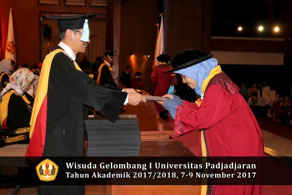 Wisuda Unpad Gel I TA 2017_2018  Fakultas ilmu budaya  oleh Dekan 082