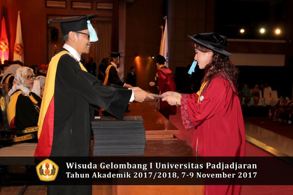 Wisuda Unpad Gel I TA 2017_2018  Fakultas ilmu budaya  oleh Dekan 084