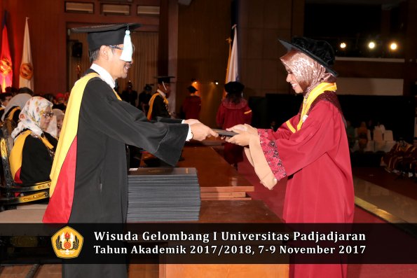 Wisuda Unpad Gel I TA 2017_2018  Fakultas ilmu budaya  oleh Dekan 085