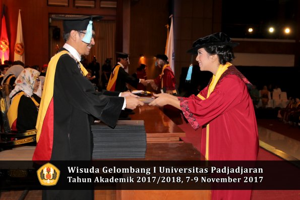 Wisuda Unpad Gel I TA 2017_2018  Fakultas ilmu budaya  oleh Dekan 086