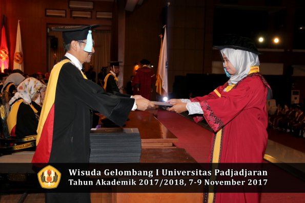 Wisuda Unpad Gel I TA 2017_2018  Fakultas ilmu budaya  oleh Dekan 088