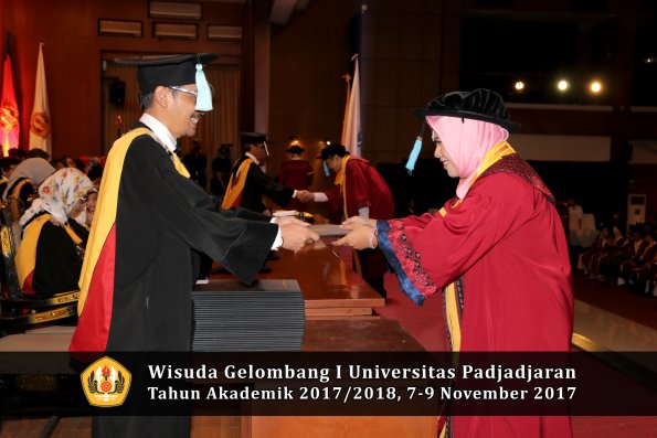 Wisuda Unpad Gel I TA 2017_2018  Fakultas ilmu budaya  oleh Dekan 090