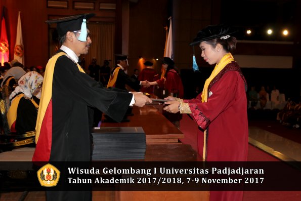 Wisuda Unpad Gel I TA 2017_2018  Fakultas ilmu budaya  oleh Dekan 092