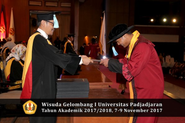 Wisuda Unpad Gel I TA 2017_2018  Fakultas ilmu budaya  oleh Dekan 093