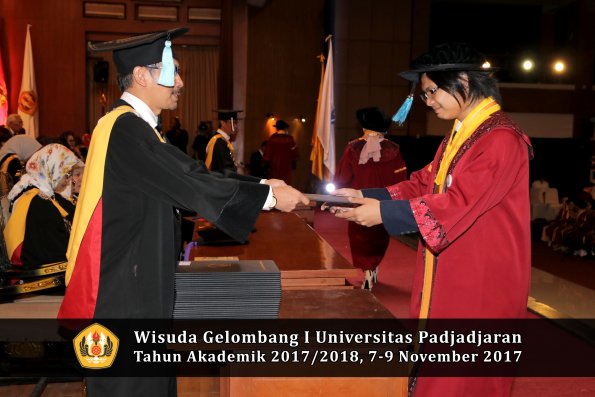 Wisuda Unpad Gel I TA 2017_2018  Fakultas ilmu budaya  oleh Dekan 095