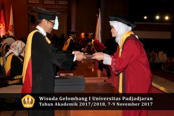 Wisuda Unpad Gel I TA 2017_2018  Fakultas ilmu budaya  oleh Dekan 097
