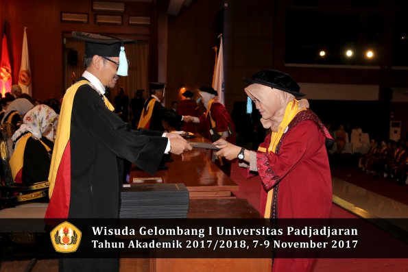 Wisuda Unpad Gel I TA 2017_2018  Fakultas ilmu budaya  oleh Dekan 098