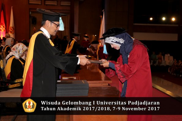 Wisuda Unpad Gel I TA 2017_2018  Fakultas ilmu budaya  oleh Dekan 099