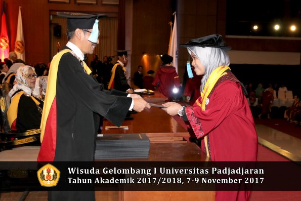 Wisuda Unpad Gel I TA 2017_2018  Fakultas ilmu budaya  oleh Dekan 101