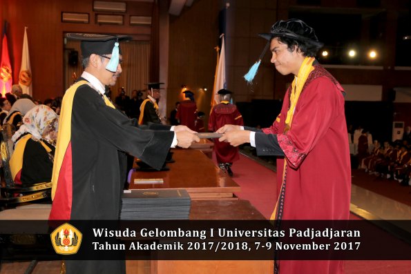 Wisuda Unpad Gel I TA 2017_2018  Fakultas ilmu budaya  oleh Dekan 102