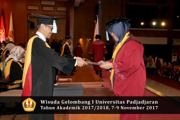 Wisuda Unpad Gel I TA 2017_2018  Fakultas ilmu budaya  oleh Dekan 103