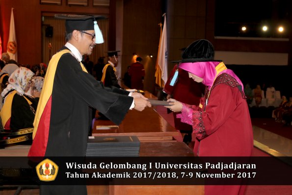 Wisuda Unpad Gel I TA 2017_2018  Fakultas ilmu budaya  oleh Dekan 104