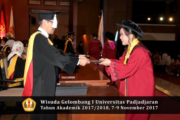 Wisuda Unpad Gel I TA 2017_2018  Fakultas ilmu budaya  oleh Dekan 105