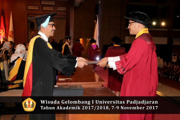 Wisuda Unpad Gel I TA 2017_2018  Fakultas ilmu budaya  oleh Dekan 106