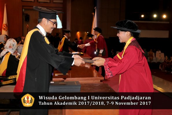 Wisuda Unpad Gel I TA 2017_2018  Fakultas ilmu budaya  oleh Dekan 107