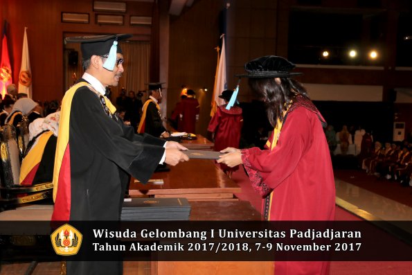 Wisuda Unpad Gel I TA 2017_2018  Fakultas ilmu budaya  oleh Dekan 108