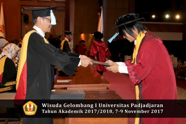 Wisuda Unpad Gel I TA 2017_2018  Fakultas ilmu budaya  oleh Dekan 109