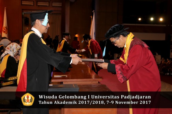 Wisuda Unpad Gel I TA 2017_2018  Fakultas ilmu budaya  oleh Dekan 110